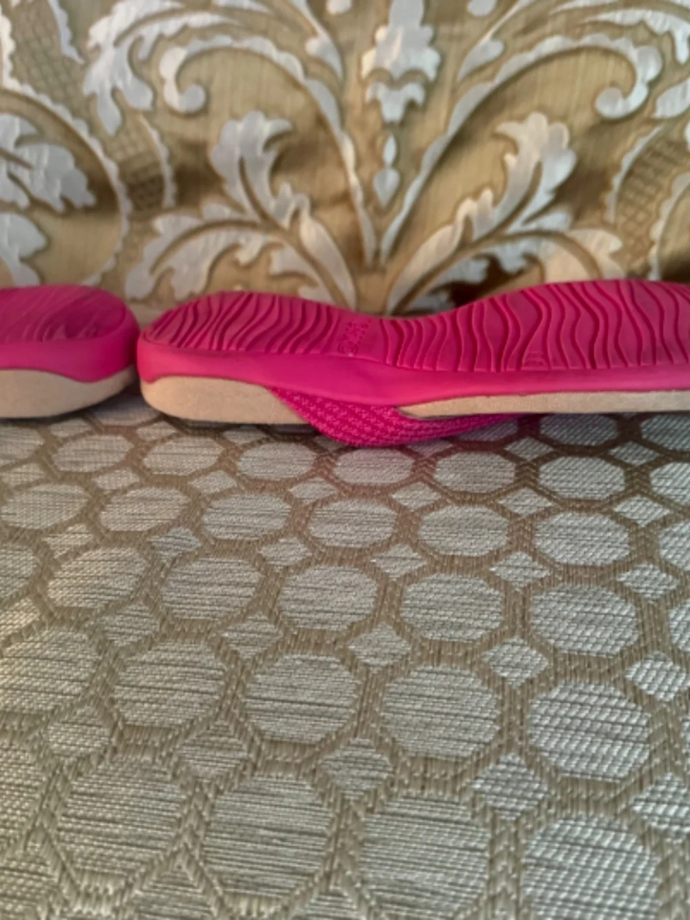 Vionic Mattie Thong Sandal In Bright Pink - Size 8 - EUC